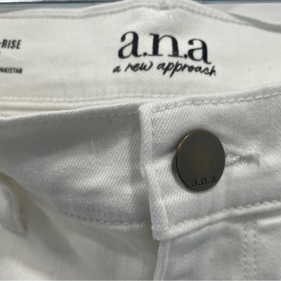 A.N.A. Woman’s Jeans Size 8P White Zipper Closure 5 Pocket Flare Leg Style - Picture 3 of 5